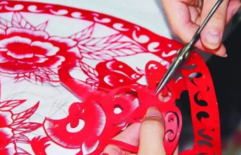 山东手造长图·青岛篇|绽放传承之美，一张红纸剪出大千世界