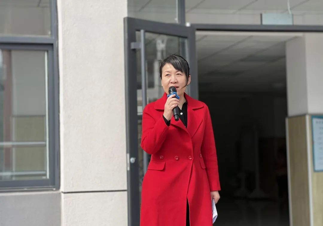 于萍对疏散演练进行了总结,她称赞同学们熟知自护技能,撤离迅速,老师