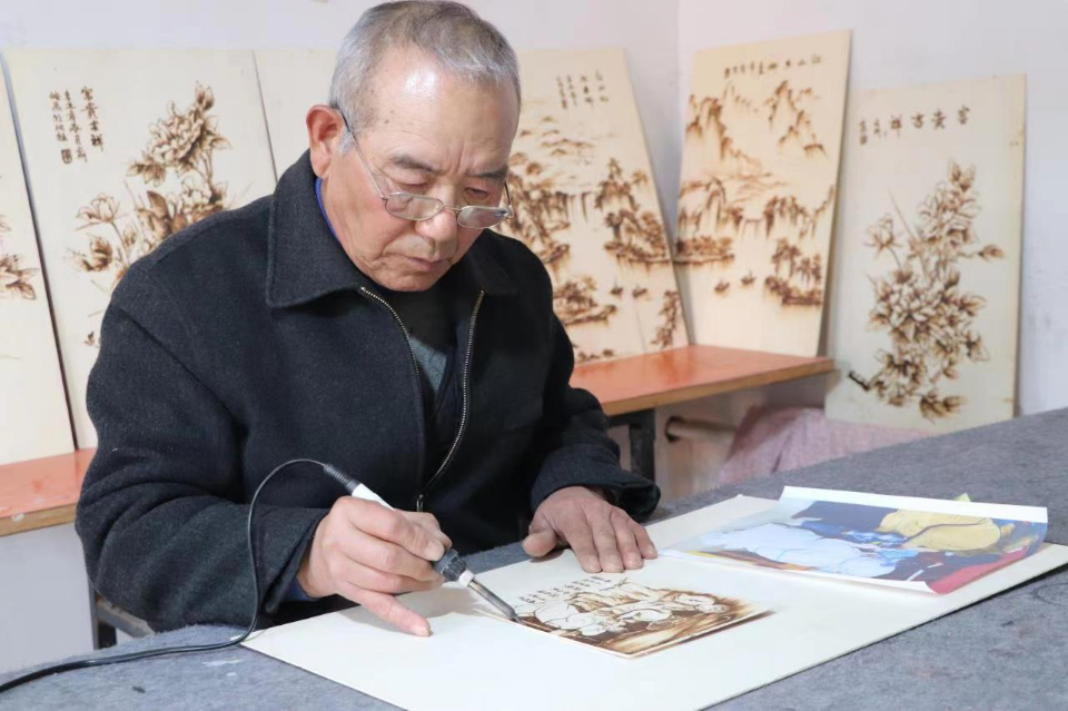 山东手造丨烙铁为笔37载，庆云老人在木板上描绘心中的山水田园
