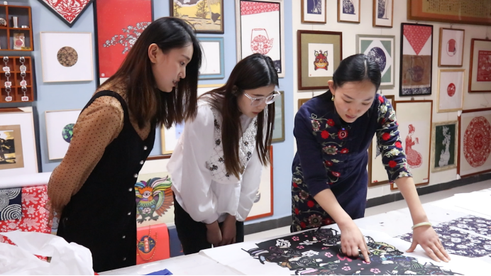 山东手造丨非遗传承人苗苗：传承剪纸艺术 培育文创之花