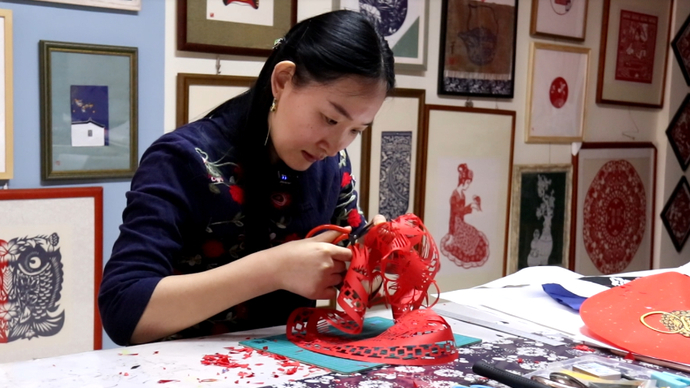 果然视频·山东手造|非遗传承人苗苗传承剪纸艺术 培育文创之花