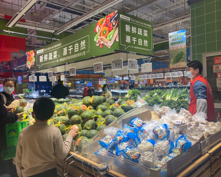 济南本轮本土疫情出现以来,市民出现阶段性抢购现象,短时间内蔬菜供应