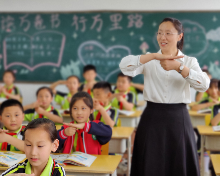 《聊城教体在线》旨在围绕全市教育体育工作会议“讲政治把方向，守初心育新人，破难点补短板，强师资聚人才，狠纠偏优保障，提品质创品牌”等六方面内容，传递聊城教体声音、刻画聊城教体人物、讲好聊城教体故事。