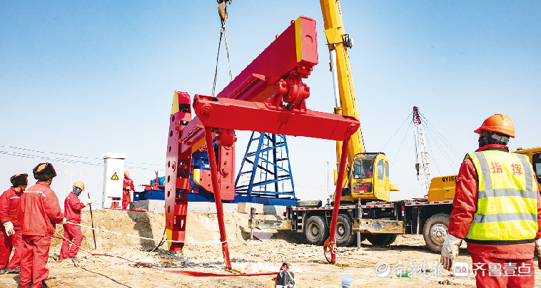 胜利油田孤岛采油厂采油管理三区注采303站工作人员正配合机采装备