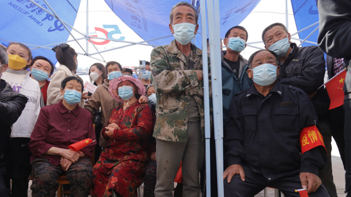 果然视频|王亚平顺利出舱，烟台老家人鼓掌欢呼锣鼓喧天庆凯旋