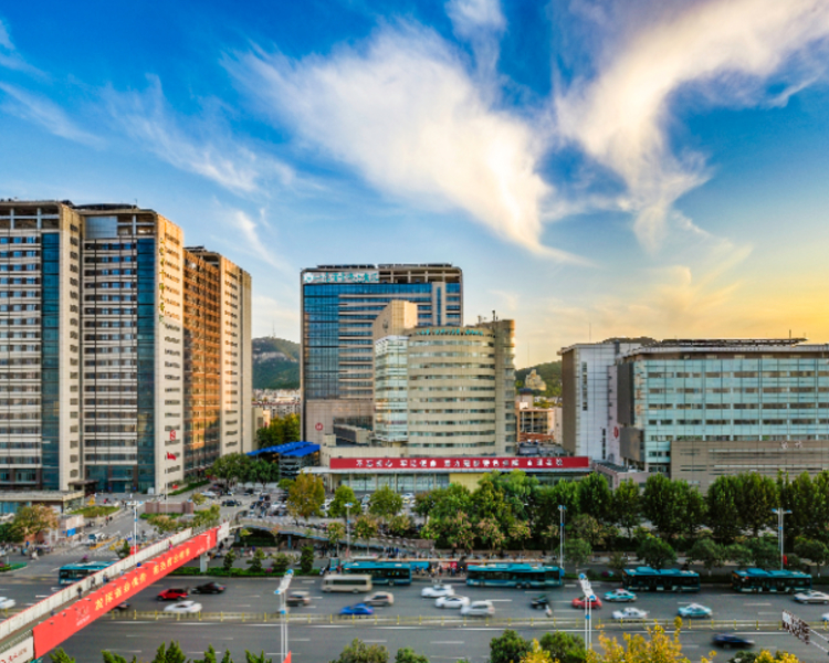 围绕恶性肿瘤的规范化、精准化、个性化诊治谋篇布局，山一大一附院肿瘤中心肿瘤微创科、肿瘤内科和肿瘤放疗科三大特色优势专科不断提质升级，持续巩固和发展微波消融、氩氦刀消融、肿瘤综合治疗和精准放疗技术优势。