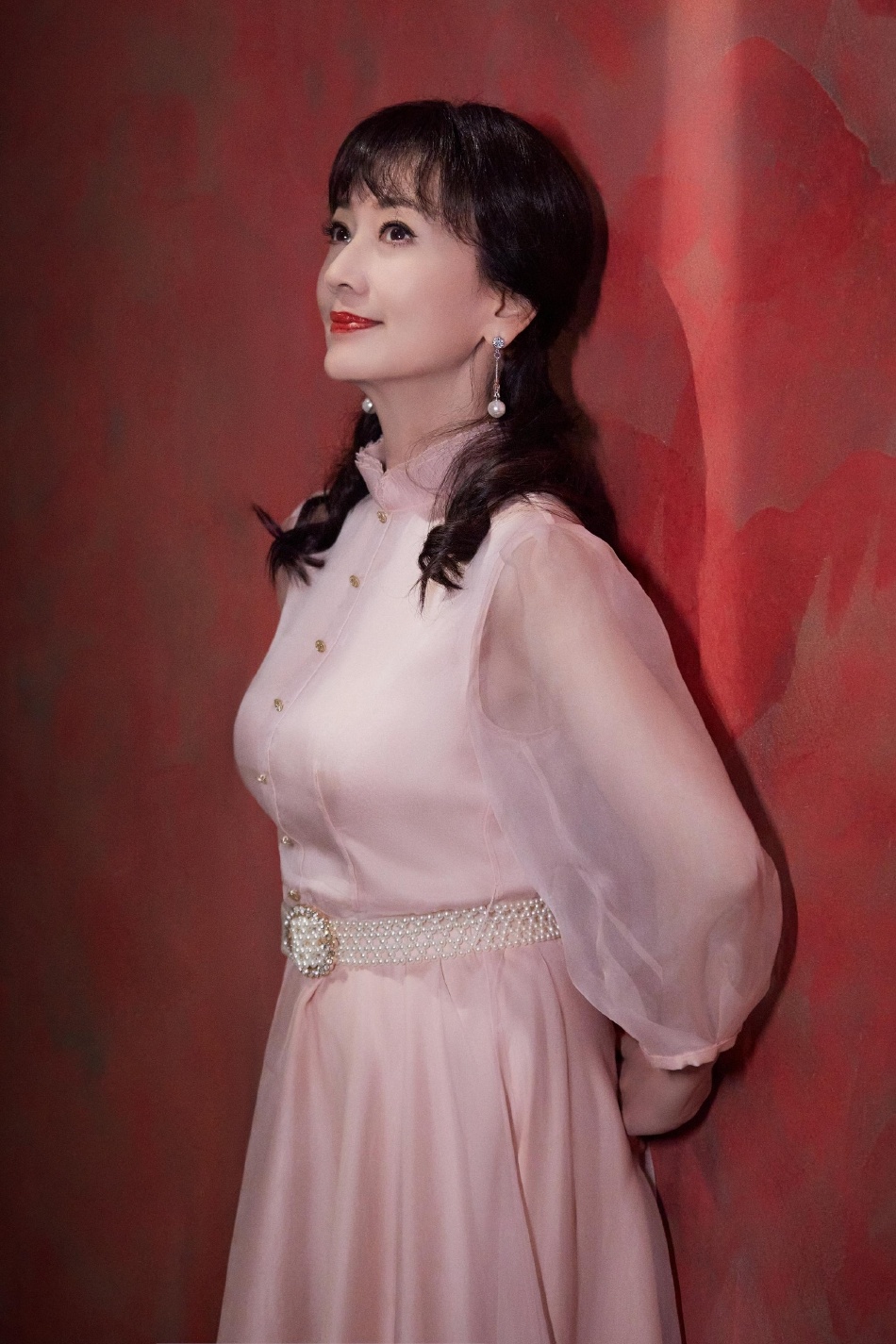 赵雅芝身着粉色长裙 优雅端庄状态佳