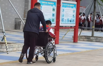 日照天天正能量｜暖心一幕！日照这位冷老师是个热心肠