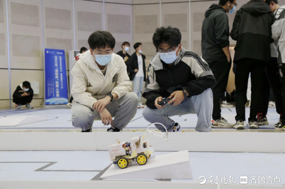 山东科技大学上演“机器人总动员”