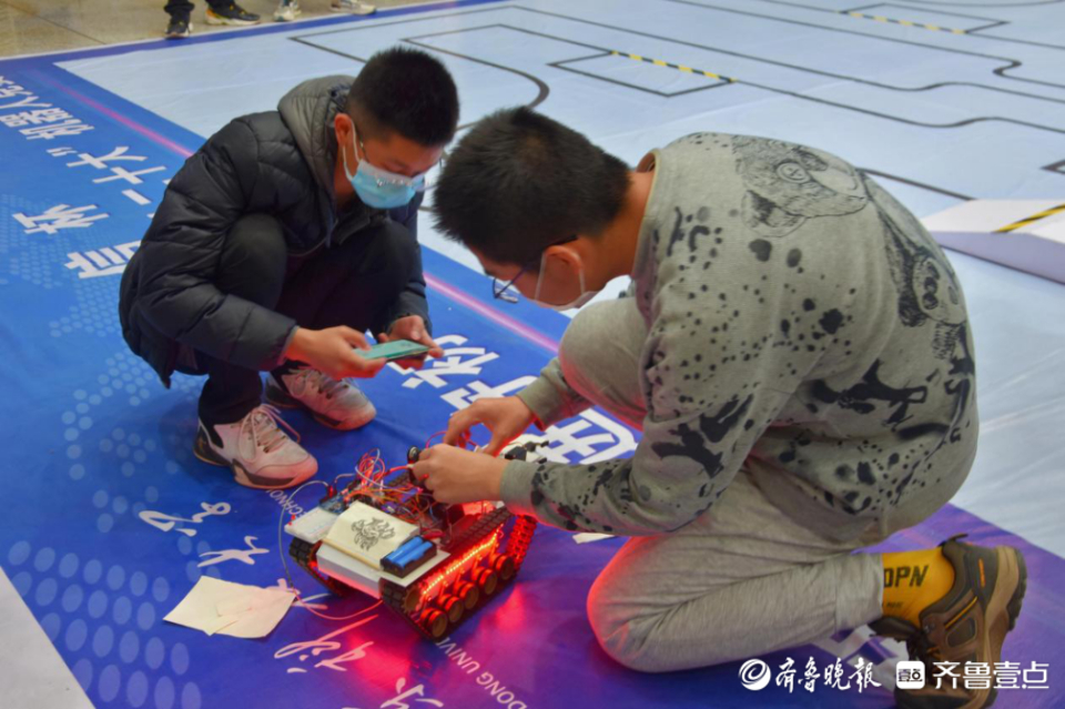 山东科技大学上演“机器人总动员”