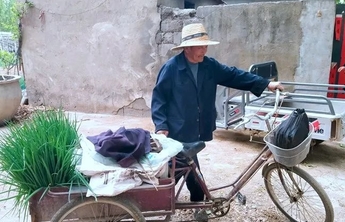 日照天天正能量丨怒赞这位81岁的大爷！大集上的这一举动……