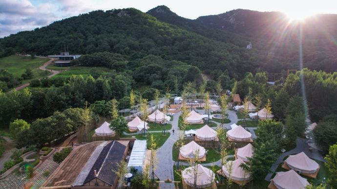 壹直播·这里是日照丨体验森林露营，就来驻龙山景区