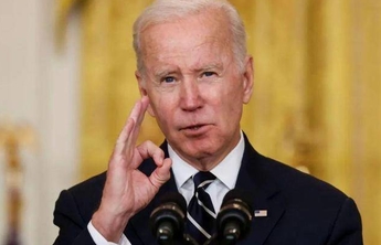 的政策上又迈出一大步,接连推翻三项外交政策:下令批准美军重返索马里