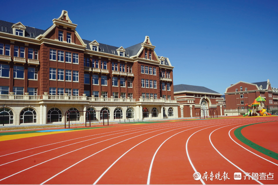 中考生烟台爱华高级中学5月28日在中招会现场招生宣讲答疑