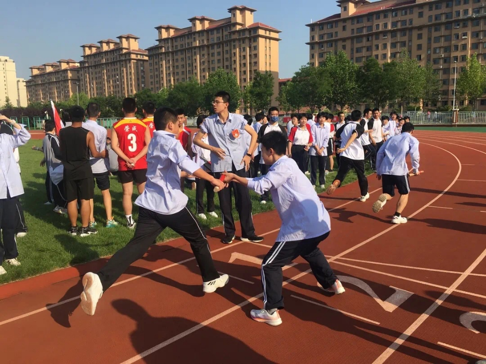 荣成一中高一年级举行班级接力赛