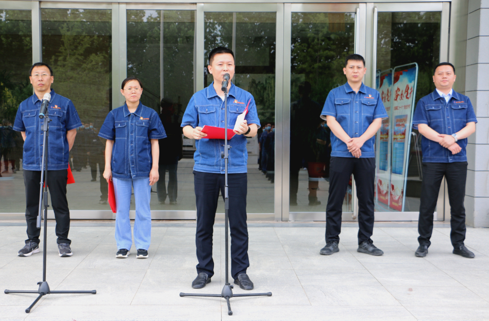 公司党委书记,董事长姚辉凌强调,要认清形势,坚定信心,以"安全生产月"