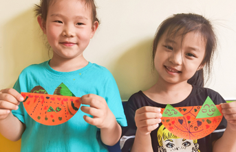 端午节怎么玩？和凤凰路幼儿园的孩子们一起挂香囊、包粽子吧