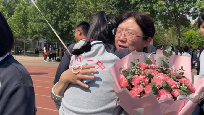鲜花送给老师，也送给自己！德州一中毕业师生相拥依依不舍