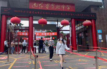 山东今年598810人参加夏季高考！济南各考点考生陆续探考场