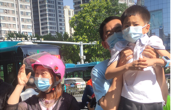 壹点海报｜相信未来！考生家长组成“陪考团”在考场外等待