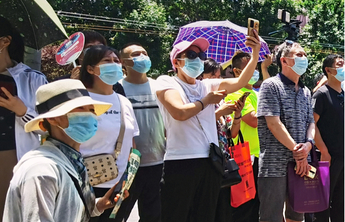 壹点海报｜相信未来！高考语文结束，考生们轻松走出考场