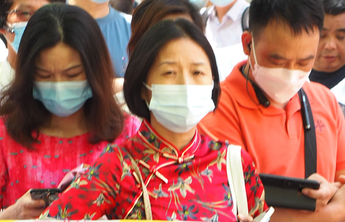 壹点海报｜相信未来！抱二胎、穿旗袍…考生家长“花式”等考生