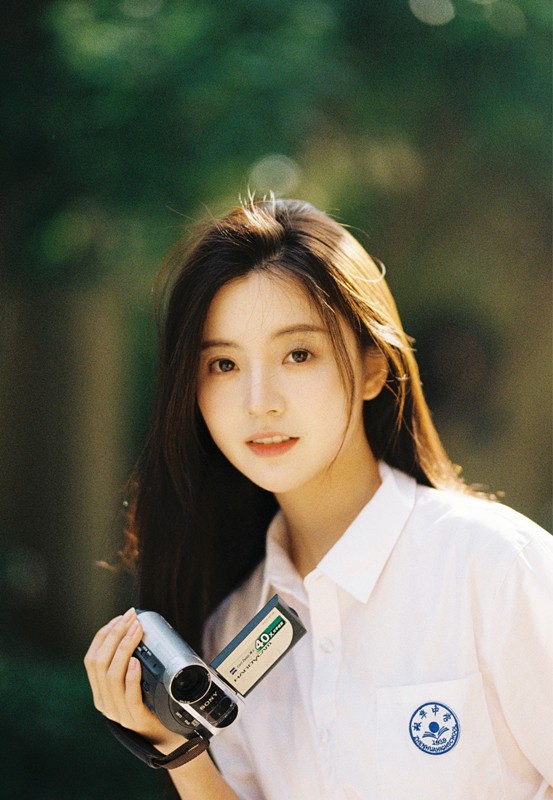 校花女神李希萌颜值出圈被誉为新生代小花潜力股