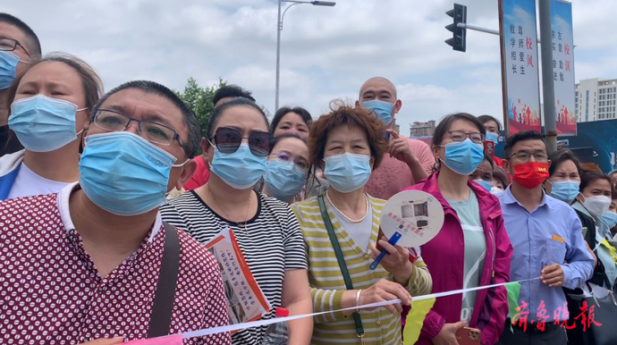 果然视频｜首场考试结束，烟台三中外家长翘首以盼的眼神令人动容