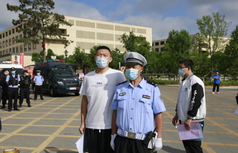 别样“陪考”！烟台交警父亲考场外坚守执勤一线为孩子加油