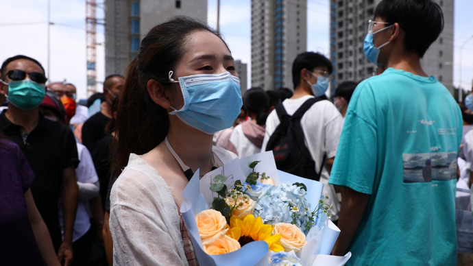 果然视频·向着理想出发|走出考场，鲜花迎考生