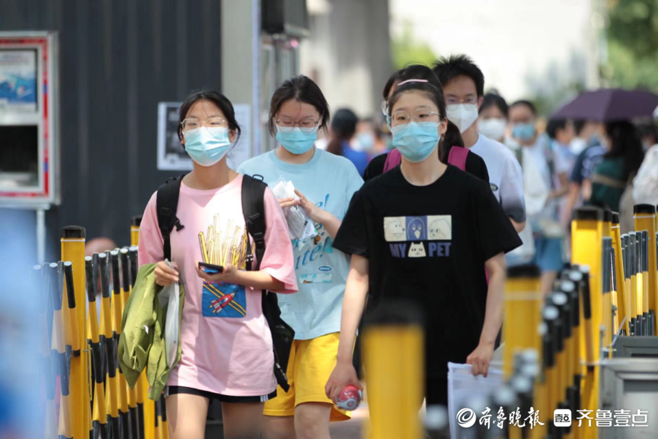 2022高考第二天，省实验中学考点考生有序进场准备外语考试