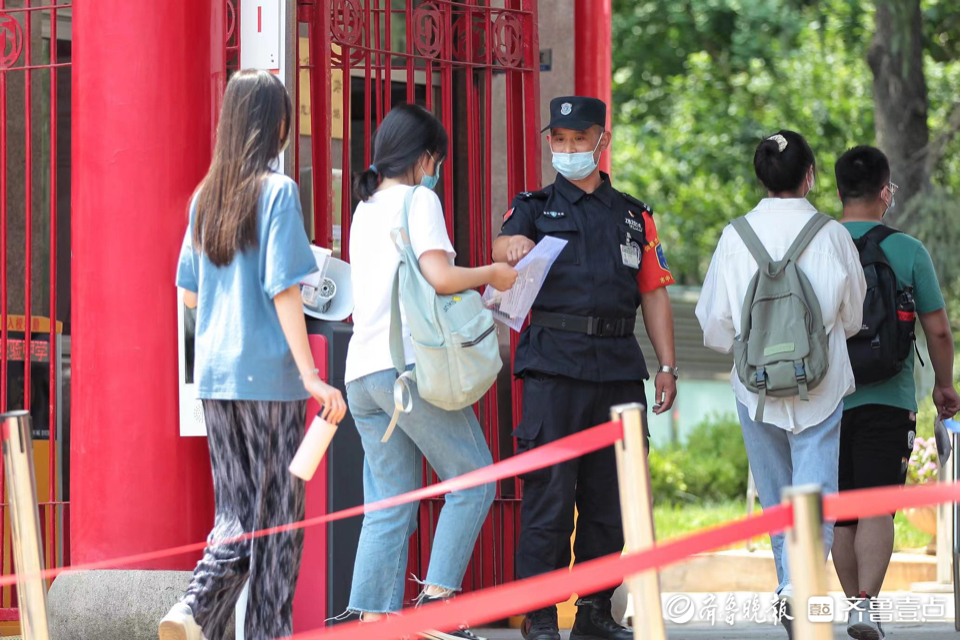 2022高考第二天，省实验中学考点考生有序进场准备外语考试