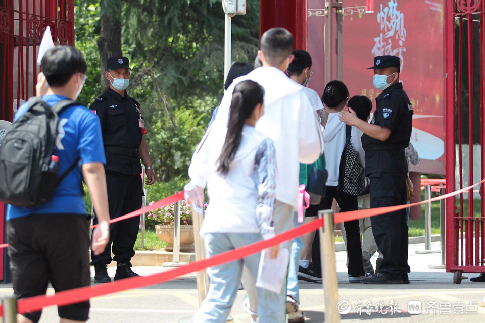 2022高考第二天，省实验中学考点考生有序进场准备外语考试