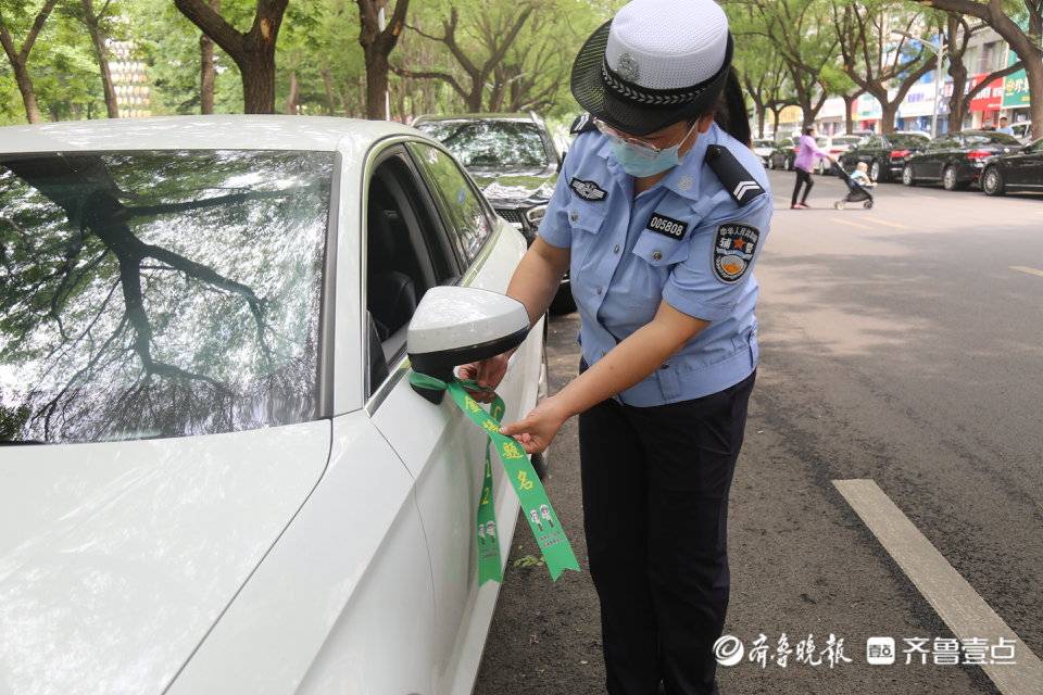 淄博公安交警发放“爱心送考”绿丝带 全力护航高考出行