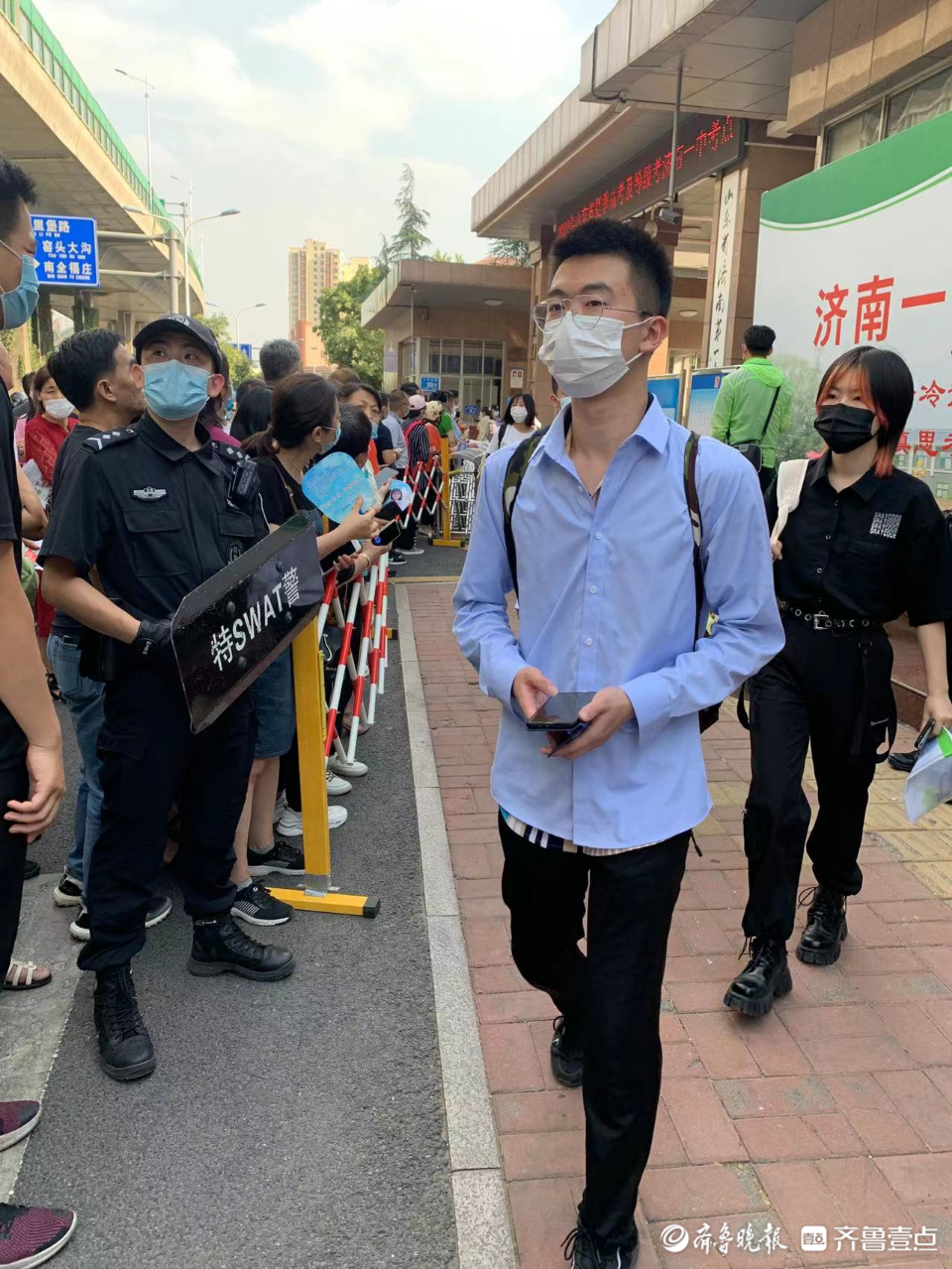 济南一中考点外：考试结束后学生们昂首挺胸走出考场