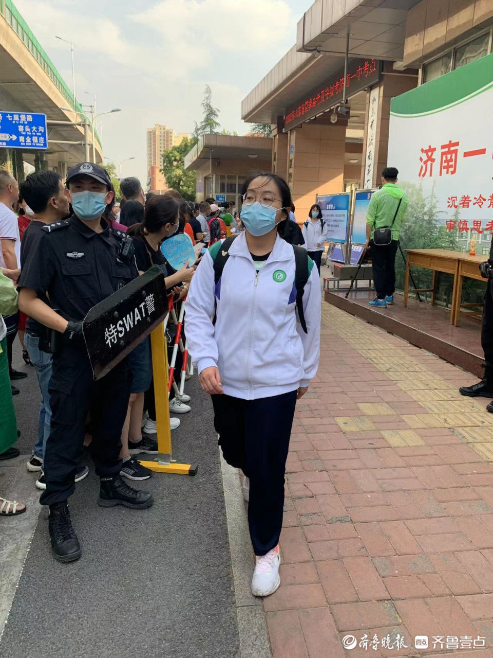 济南一中考点外：考试结束后学生们昂首挺胸走出考场