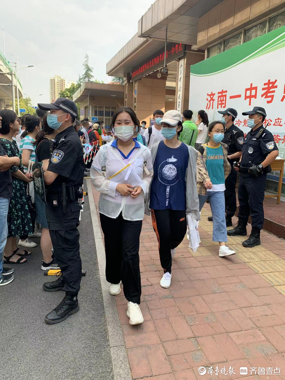 济南一中考点外：考试结束后学生们昂首挺胸走出考场