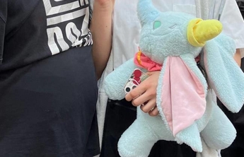 约定！考点外家长为让女儿考试后快速找到自己用上“绝招”