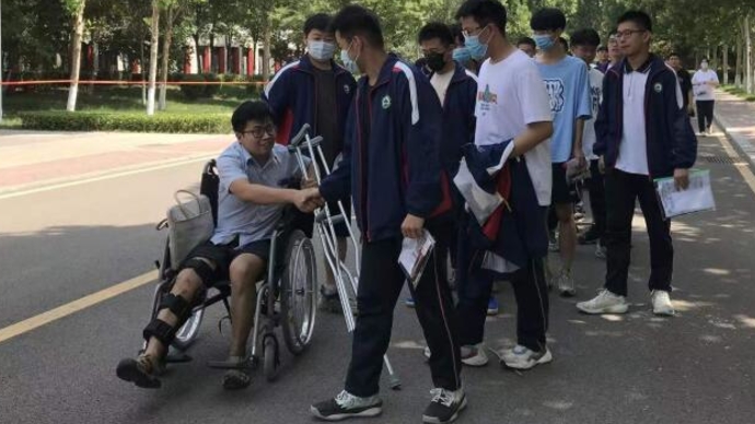 果然视频·向着理想出发|帮不上大忙，就想给他们打打气