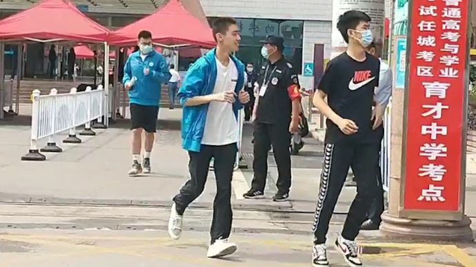 果然视频·向着理想出发|雨过天晴更清凉，考生们心情爽朗