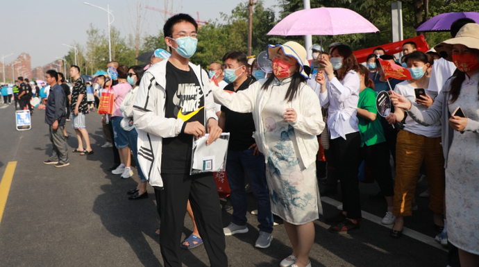 果然视频·向着理想出发|考场外看见班主任，考生心里更有底