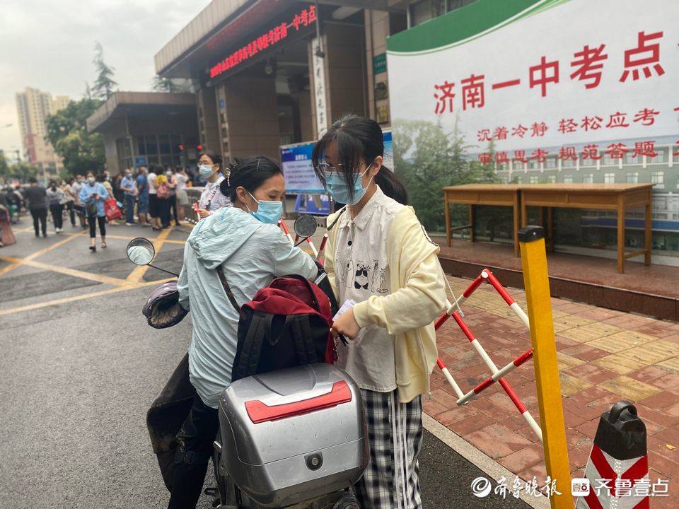 高考第四天历史科目即将开考，家长用手机录下孩子的背影