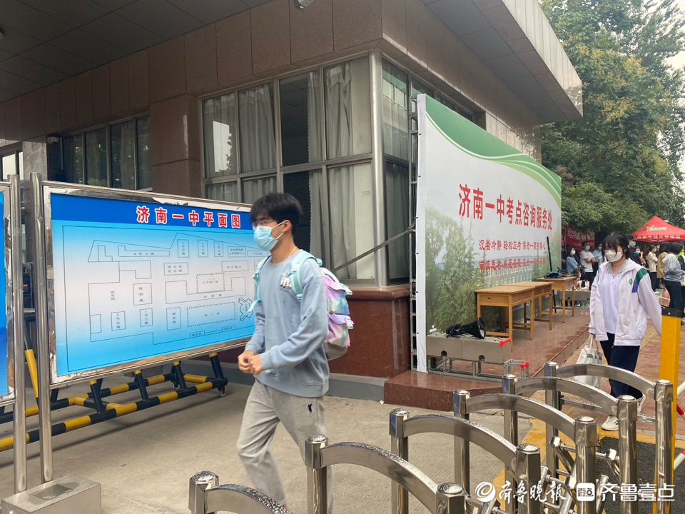 高考第四天历史科目即将开考，家长用手机录下孩子的背影