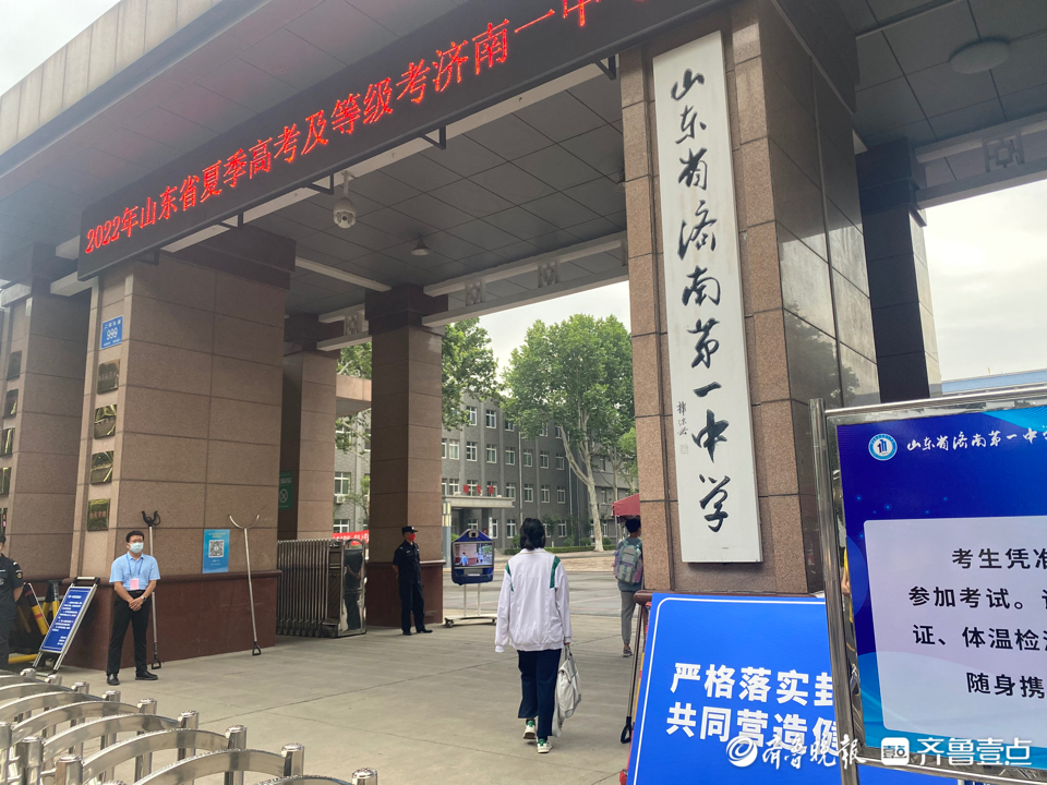 高考第四天历史科目即将开考，家长用手机录下孩子的背影