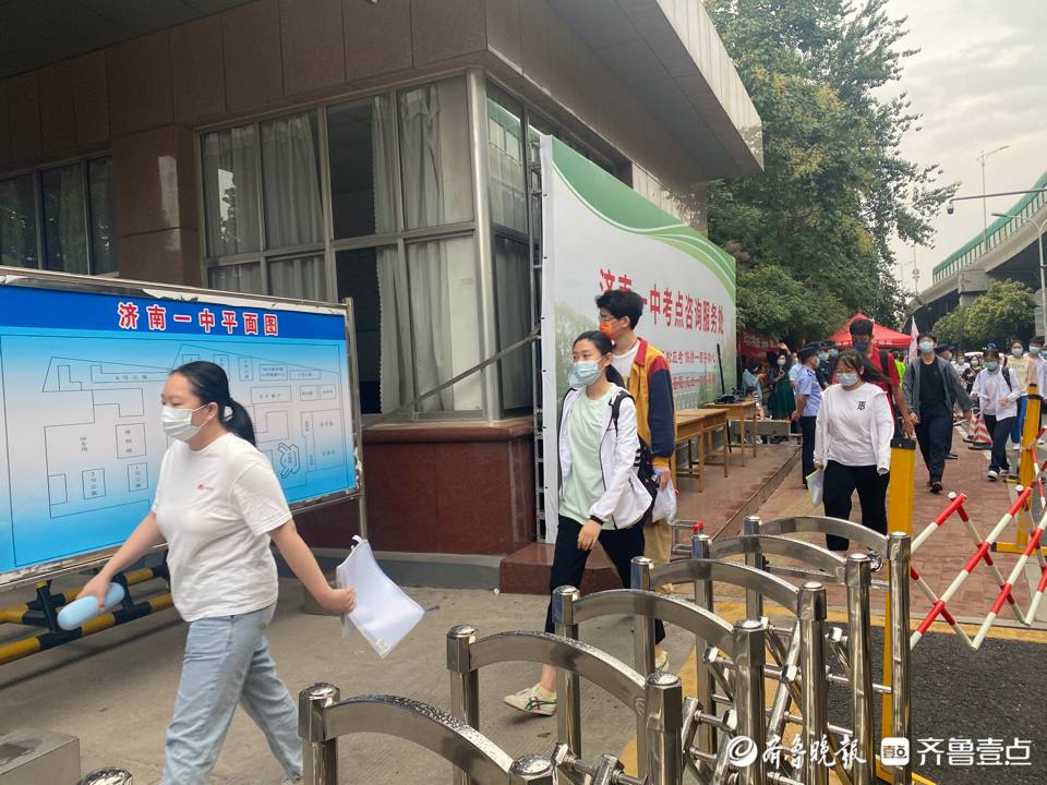 高考第四天历史科目即将开考，家长用手机录下孩子的背影