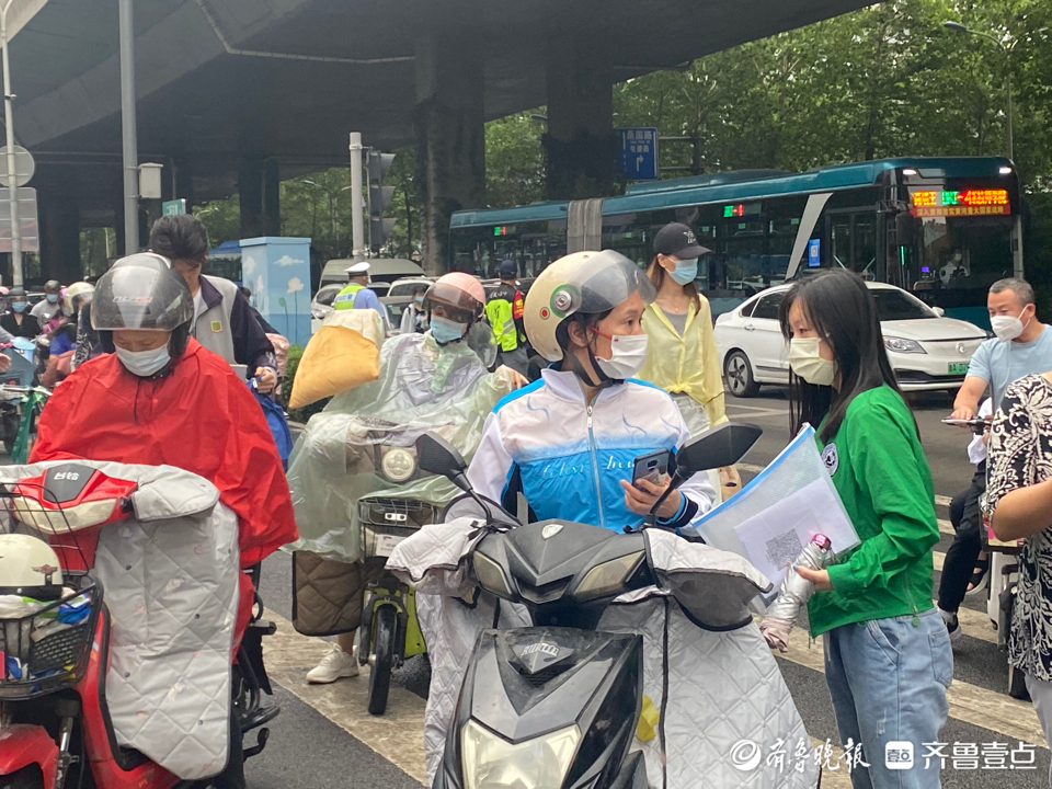 高考第四天历史科目即将开考，家长用手机录下孩子的背影