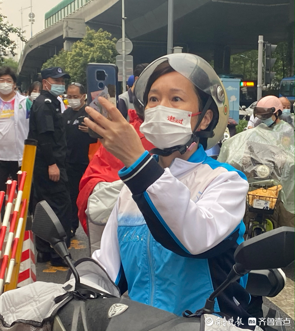 高考第四天历史科目即将开考，家长用手机录下孩子的背影