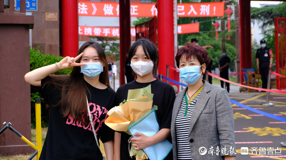 鲜花送给努力的你！高考历史考试结束，家长为孩子送上鲜花