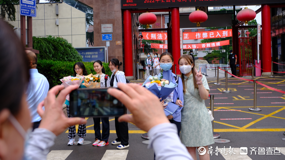 鲜花送给努力的你！高考历史考试结束，家长为孩子送上鲜花