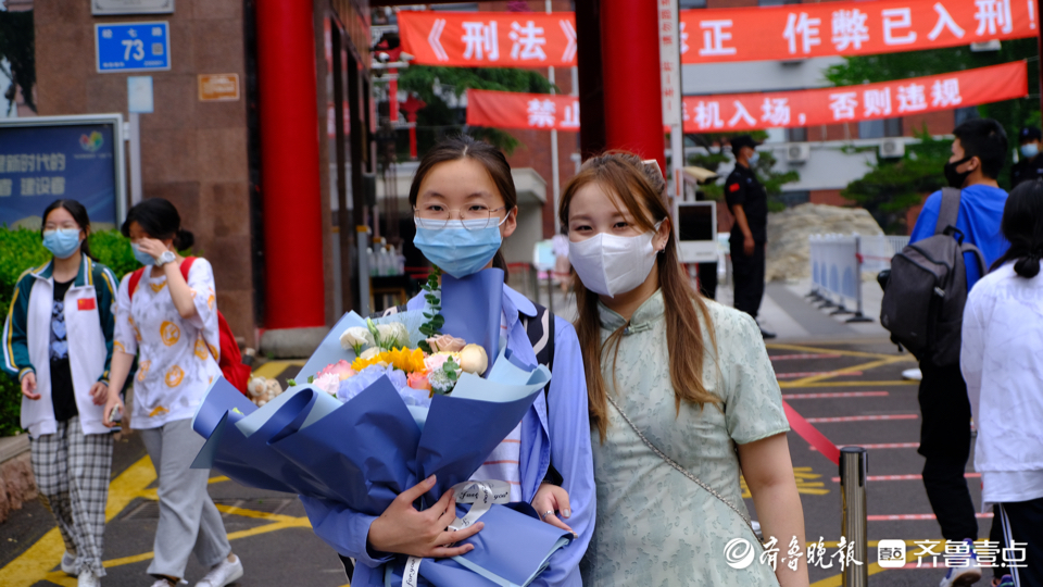 鲜花送给努力的你！高考历史考试结束，家长为孩子送上鲜花